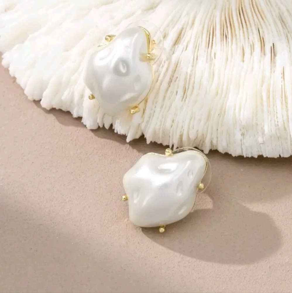Asymmetrical faux pearl elegant stud earrings; nwot